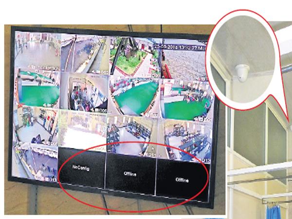 దుర్గ గుడిలో అధికారుల నిర్లక్ష్యం...మహిళలు బట్టలు మార్చుకునే రూంలో సీసీ కెమెరాలు దుర్గ గుడిలో అధికారుల నిర్లక్ష్యం...మహిళలు బట్టలు మార్చుకునే రూంలో సీసీ కెమెరాలు