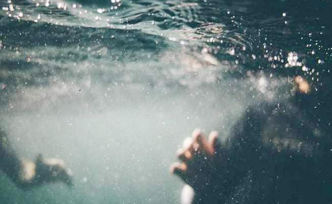 తల్లీకొడుకుని కాపాడబోయి ఆటో డ్రైవర్ మృతి