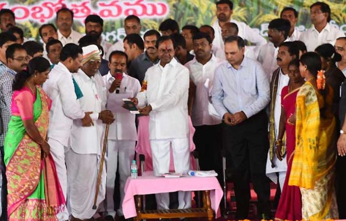 పథకాలన్నీ ఎన్నికల తాయిలాలేనా? కేసీఆర్కు కలిసొచ్చిందేంటి? పథకాలన్నీ ఎన్నికల తాయిలాలేనా? కేసీఆర్కు కలిసొచ్చిందేంటి?