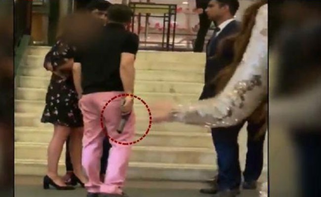 తుపాకీతో మాజీ ఎంపీ కొడుకు హల్‌చల్‌!