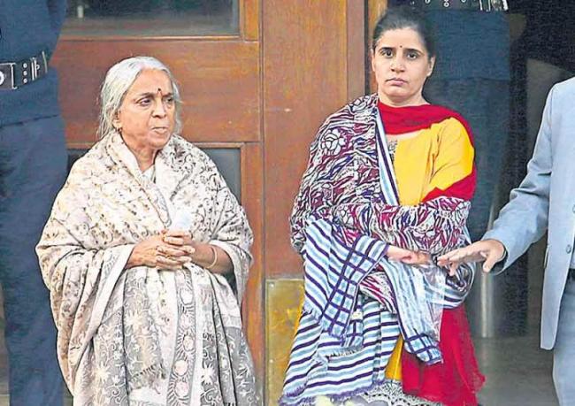 జాదవ్‌ కుటుంబాన్ని మానసికంగా హింసించిన పాక్.. జాదవ్‌ భార్య బొట్టు, మంగళసూత్రం తీయించిన పాక్ అధికారులు