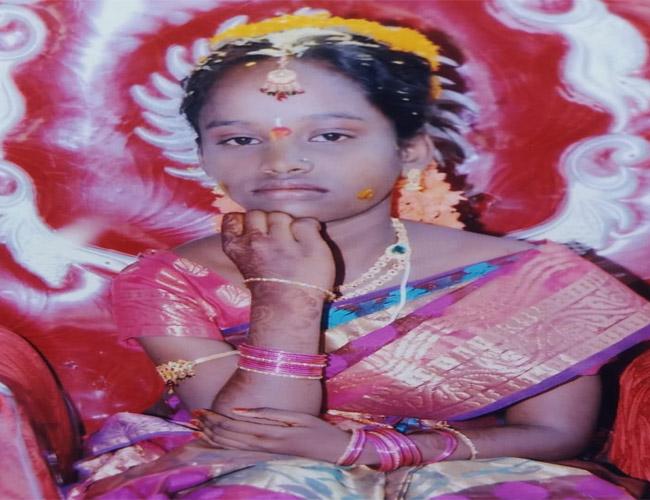 ఉరి వేసుకుని విద్యార్థిని ఆత్మహత్య