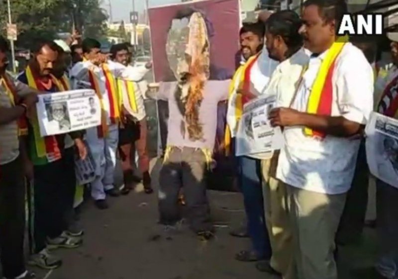 వేడెక్కుతున్న వివాదం.. కర్ణాటకలో రజనీకాంత్ దిష్టిబొమ్మలు దహనం