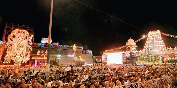 వెంకన్నకు భారీ గిరాకీ... ఒక్కరోజులోనే లక్ష మంది దర్శనం వెంకన్నకు భారీ గిరాకీ... ఒక్కరోజులోనే లక్ష మంది దర్శనం