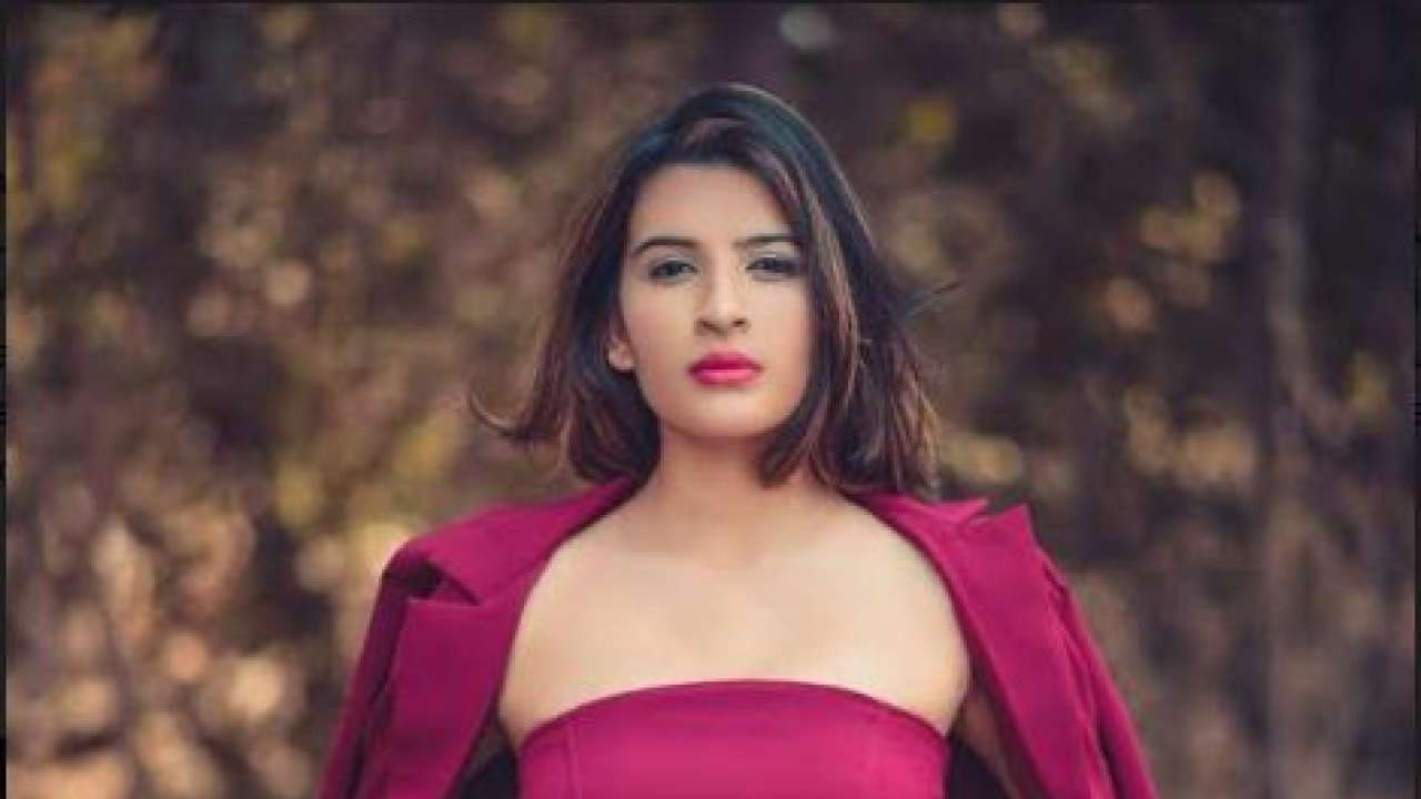 మోడల్ ని హత్యచేసి... సూట్ కేస్ లో కుక్కి