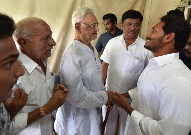 జగన్‌ను కలిసిన మాజీ ఎమ్మెల్యే