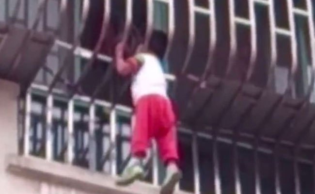 బాల్కనీలో వేలాడిన పసిప్రాణం..