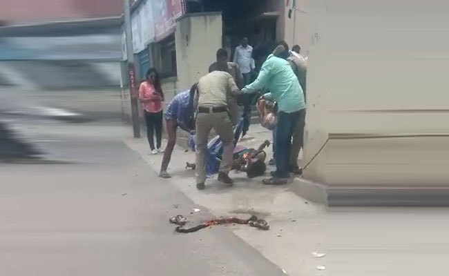 స్నానం చేస్తుండగా ఫొటోలు తీసిన పోకిరి.. పోలీస్ స్టేషన్ ఎదుటే మహిళ ఆత్మహత్యాయత్నం