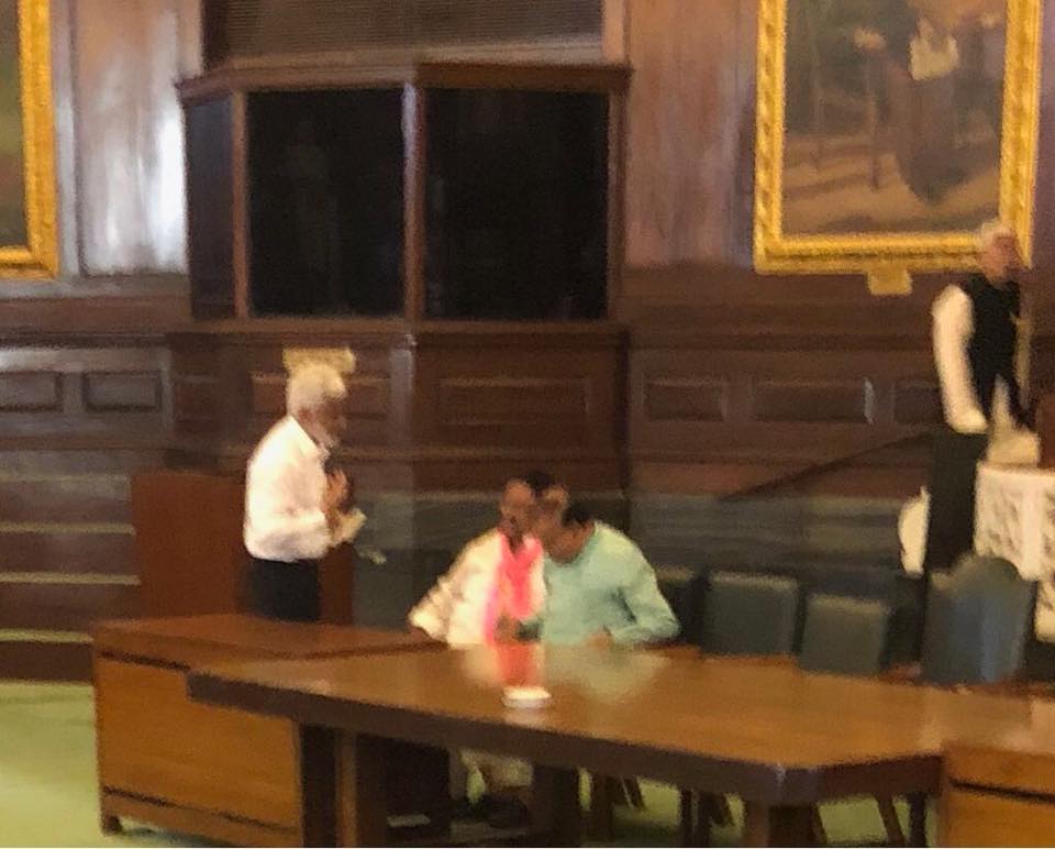 వైసీపీ - టీఆర్ఎస్ ఎంపీలతో బీజేపీ రహస్య మంతనాలు..? వైసీపీ - టీఆర్ఎస్ ఎంపీలతో బీజేపీ రహస్య మంతనాలు..?