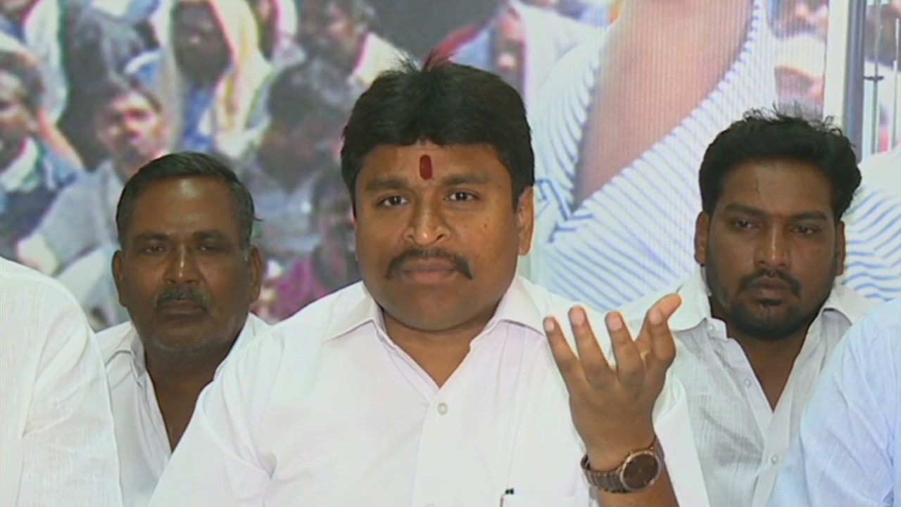 మోడీ కాళ్లు పట్టుకుంది చంద్రబాబే మోడీ కాళ్లు పట్టుకుంది చంద్రబాబే