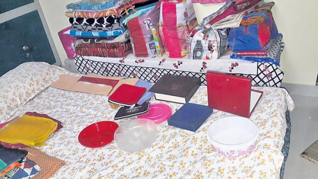 బాయ్ ఫ్రెండ్ కోసం ఇల్లు చక్కబెట్టిన తల్లీకూతురు!