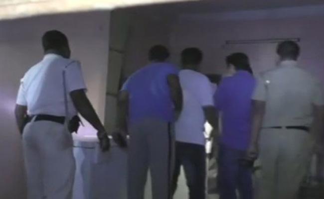 పింఛన్ కోసం తల్లి మృతదేహాన్ని ఫ్రిజ్‌లో దాచిన కొడుకు