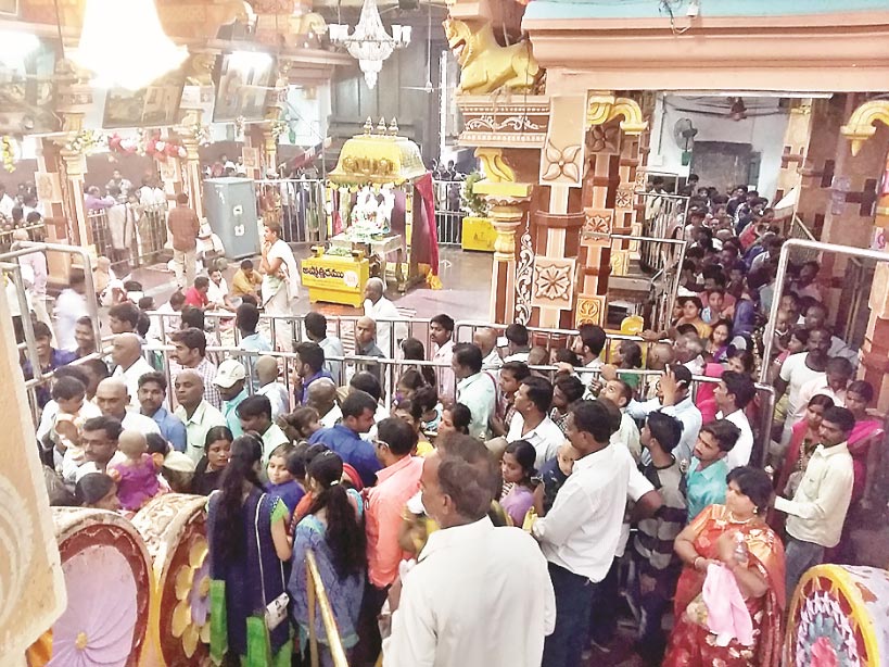 యాదాద్రికి పోటేత్తిన భక్తులు యాదాద్రికి పోటేత్తిన భక్తులు