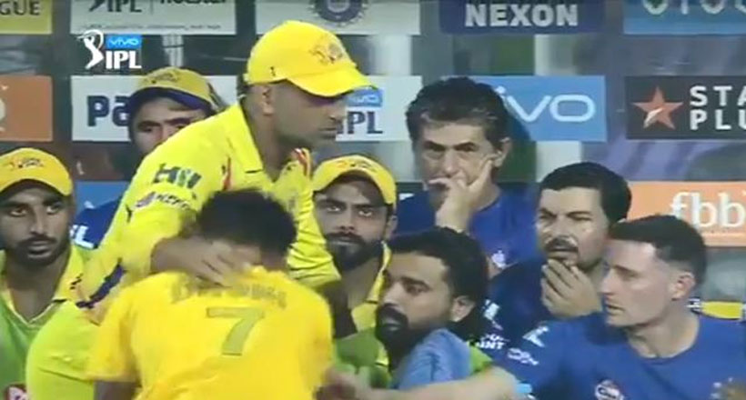 ధోనీకోసం అభిమాని సాహసం..