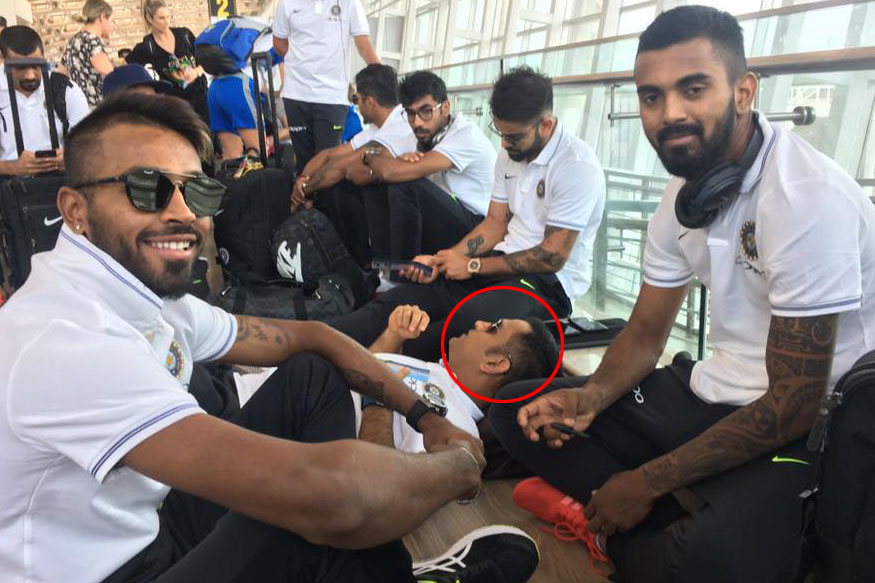 మైదానమైనా.. ఎయిర్‌పోర్ట్‌ అయినా ధోనీకి పూల పాన్పే!