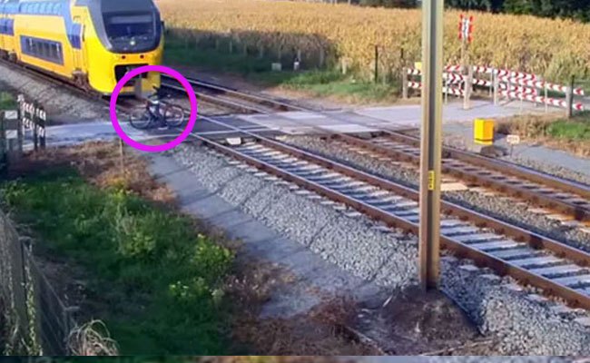 దూసుకొస్తున్న ట్రైన్ ముందు సైకిలిస్టు.. క్షణాల్లో..
