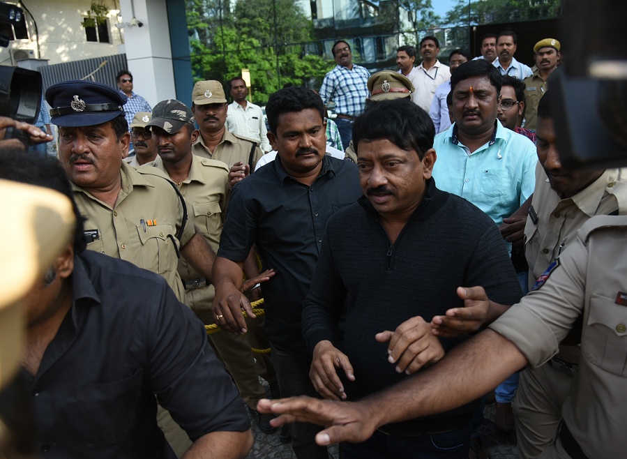 పోలీసుల ఎదుట భ‌లే యాక్ట్ చేశా