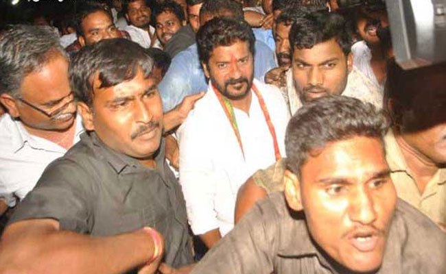 రేవంత్ రెడ్డి ఇళ్లల్లో ముగిసిన సోదాలు.. ఆయనకు ప్రాణహాని ఉంది : సీతక్క