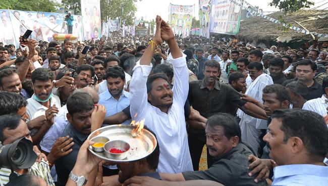 సంతోషం అంతా ఆ పచ్చచొక్కాలోనే : జగన్ సంతోషం అంతా ఆ పచ్చచొక్కాలోనే : జగన్