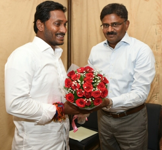 వైయస్ జగన్ ను కలిసిన ఏపీ మాజీ డీజీపీ..