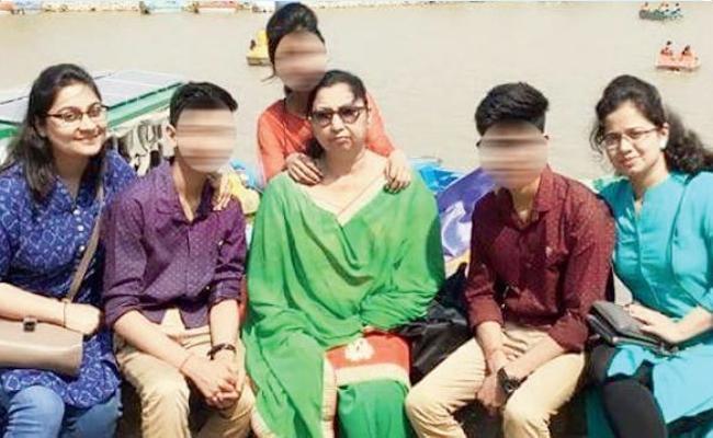 ఒకే ఇంట్లో11 మంది ఆత్మహత్య కేసులో భయం గుప్పిట పోలీసులు..