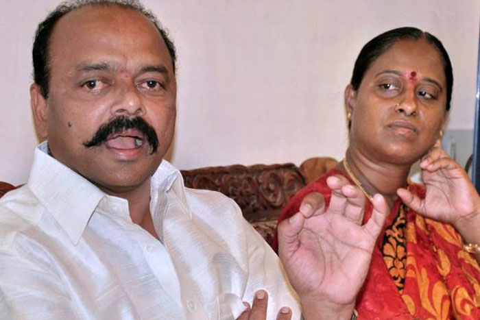 కొండా కపుల్స్... హరీష్రావు గ్రూపా? కొండా కపుల్స్... హరీష్రావు గ్రూపా?