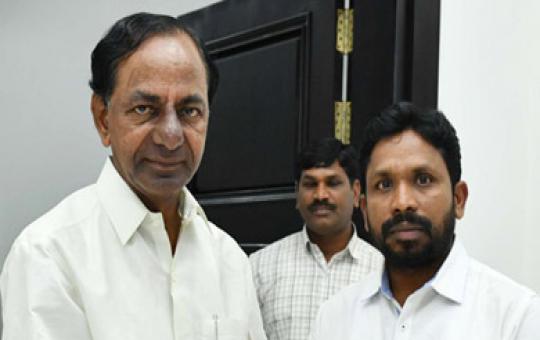 తెలంగాణ ఎస్సీ-ఎస్టీ క‌మిష‌న్ ఛైర్మ‌న్ గా ఎర్రోళ్ల