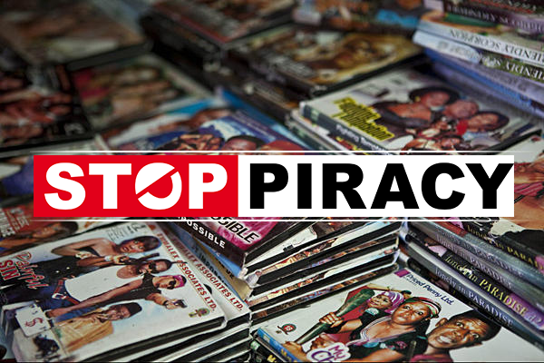 పైరసీ లింక్ ప్రత్యక్షం..దండం పెట్టిన ప్ర‌ముఖ‌ డైరెక్టర్