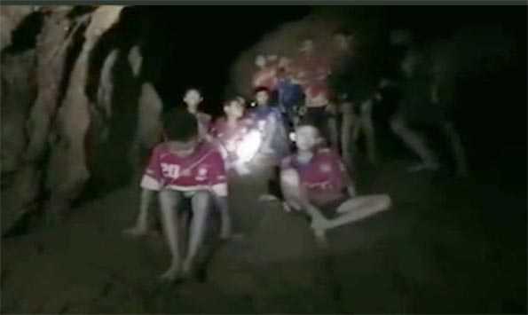 గుహలో చిక్కుకున్న పిల్లలు క్షణక్షణం ఉత్కంఠ...గుహ నుంచి బయట పడటానికి 4 నెలలు?