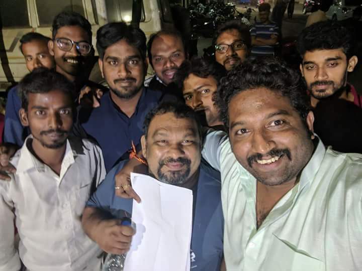 ఒకేతాటిపై : పార్టీ చేసుకున్న పవన్ ఫ్యాన్స్, కత్తి మహేష్