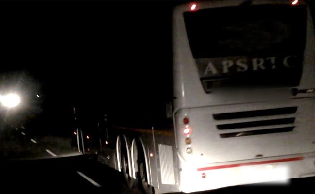 వ్యక్తిపై నుంచి దూసుకుపోయిన ఆర్టీసీ బస్సు