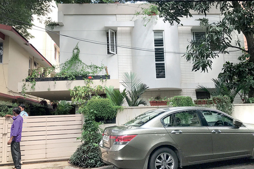 లవర్ కోసం కోటి నగలు కొట్టేసింది!