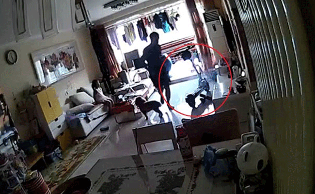 పేలిన స్కూటర్.. తృటిలో తప్పిన పెను ప్రమాదం