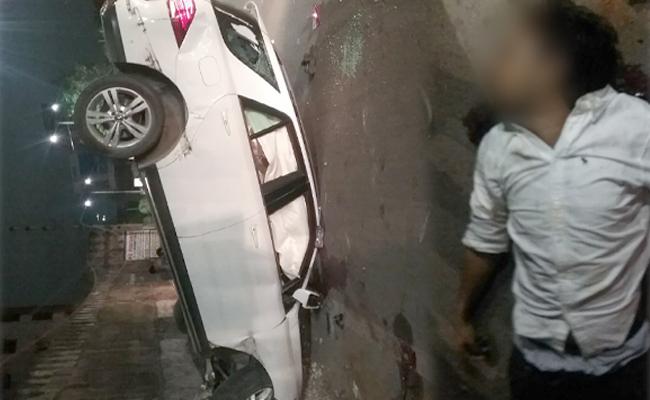 డివైడర్‌ను ఢీ కొట్టిన కారు.. విద్యార్థి దుర్మరణం