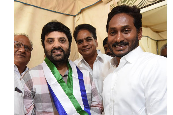 పాదయాత్రనే స్ఫూర్తిగా కృష్ణుడు