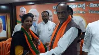 తారాజువ్వపై లక్ష్మీబాంబ్... ఆదిలాబాద్లో రాజకీయ హైడ్రామాలు తారాజువ్వపై లక్ష్మీబాంబ్... ఆదిలాబాద్లో రాజకీయ హైడ్రామాలు