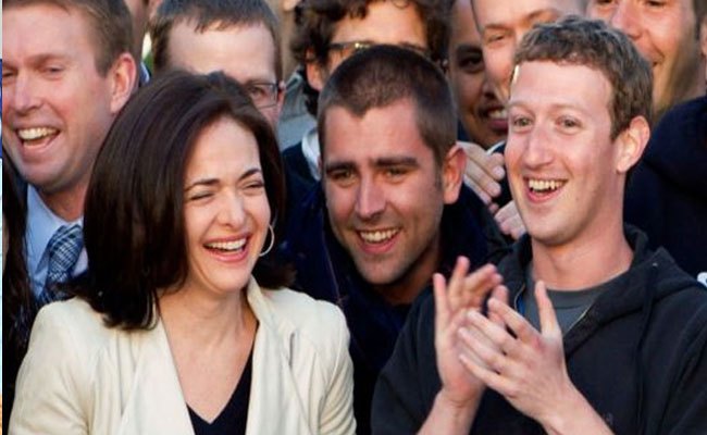 పదవికి రాజీనామా విషయంలో స్పష్టమైన నిర్ణయం తీసుకున్న ఫేస్‌బుక్‌ ఛైర్మన్