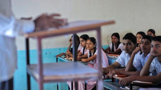 ‘మార్కులు కావాలంటే ముద్దు ఇవ్వాలి’