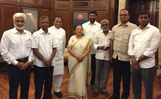 వైసీపీ ఎంపీల రాజీనామాలు అమోదం!