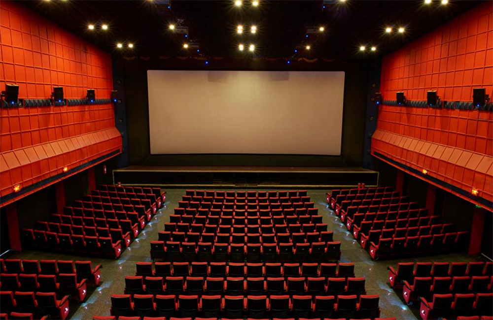 ఒక్క ధియేటర్, నలుగురు ప్రేక్షకులు కానీ సూపర్ హిట్