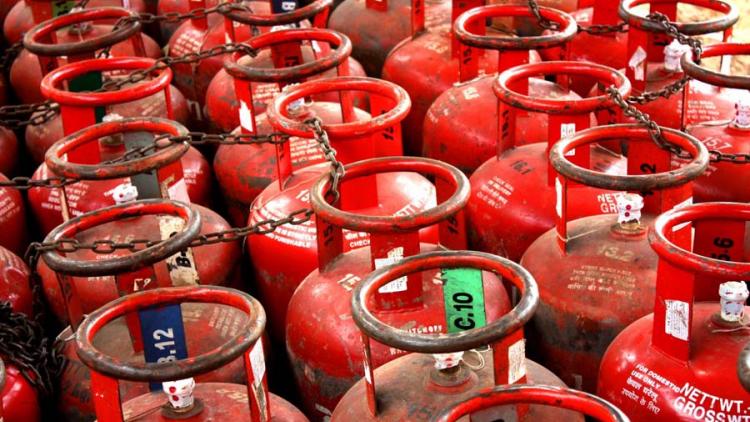 మళ్లీ పెరిగిన సిలిండర్‌ ధర