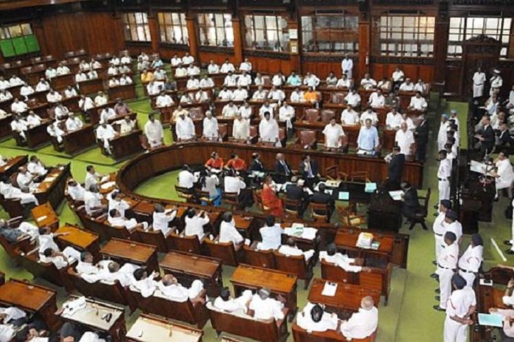 బీజేపీ బేరసారాలు.. కాంగ్రెస్‌ వ్యూహాలు.. రసవత్తరంగా కన్నడ రాజకీయం