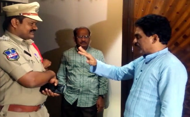 ప్రముఖ వ్యాపారవేత్త ఇంట్లో సోదాలు..