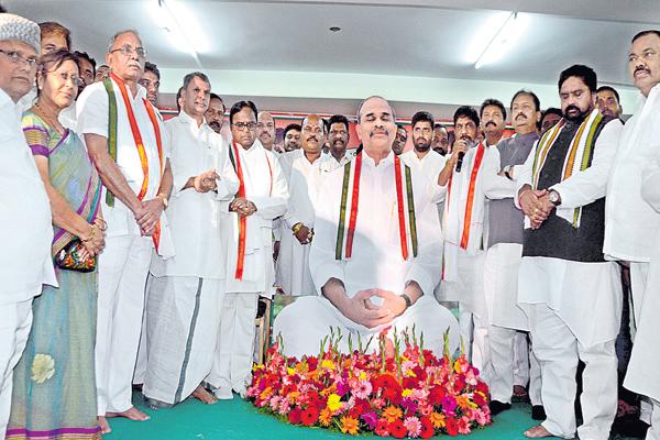 కాంగ్రెస్ ఆధ్వర్యంలో ఘనంగా వైయస్ఆర్ జయంతి వేడుకలు..