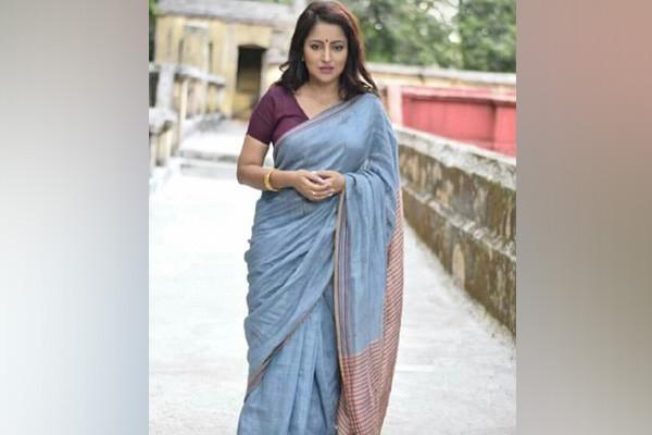 ఫ్యాన్ కు ఉరి వేసుకుని సినీనటి ఆత్మహత్య