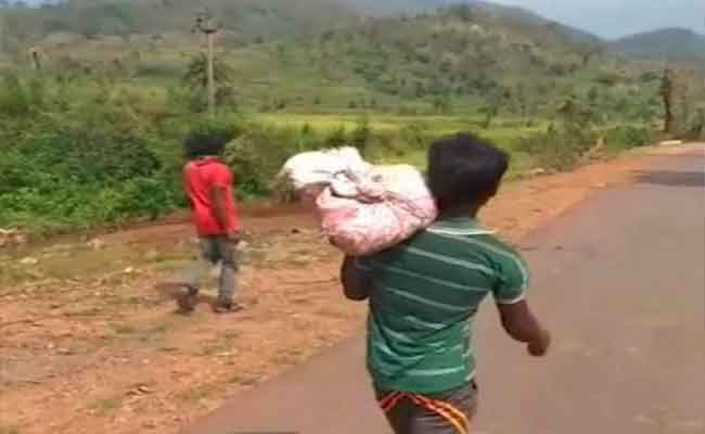 పోస్టుమార్టం కోసం కూతురు మృతదేహంతో 8కిమీ. నడిచిన తండ్రి