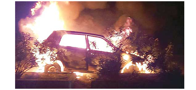 దారుణం..కారులో వ్యక్తి సజీవదహనం