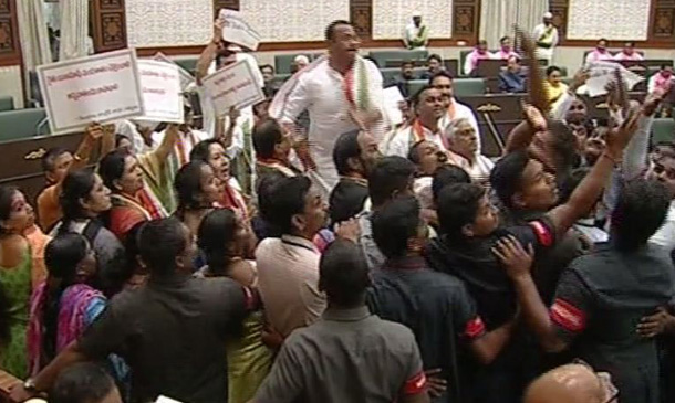 11 మంది కాంగ్రెస్‌ ఎమ్మెల్యేలపై వేటు